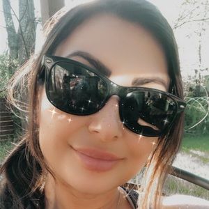 Meet your Posher, Almita